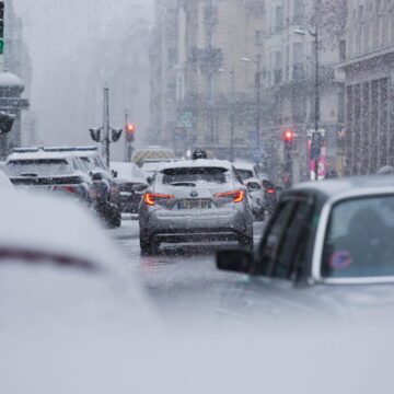 Neige en France : bus à l’arrêt, trains supprimés, autoroute fermée… les prévisions à Paris et en région