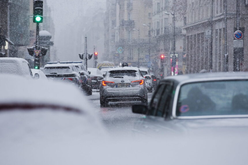 Neige en France : bus à l’arrêt, trains supprimés, autoroute fermée… les prévisions à Paris et en région