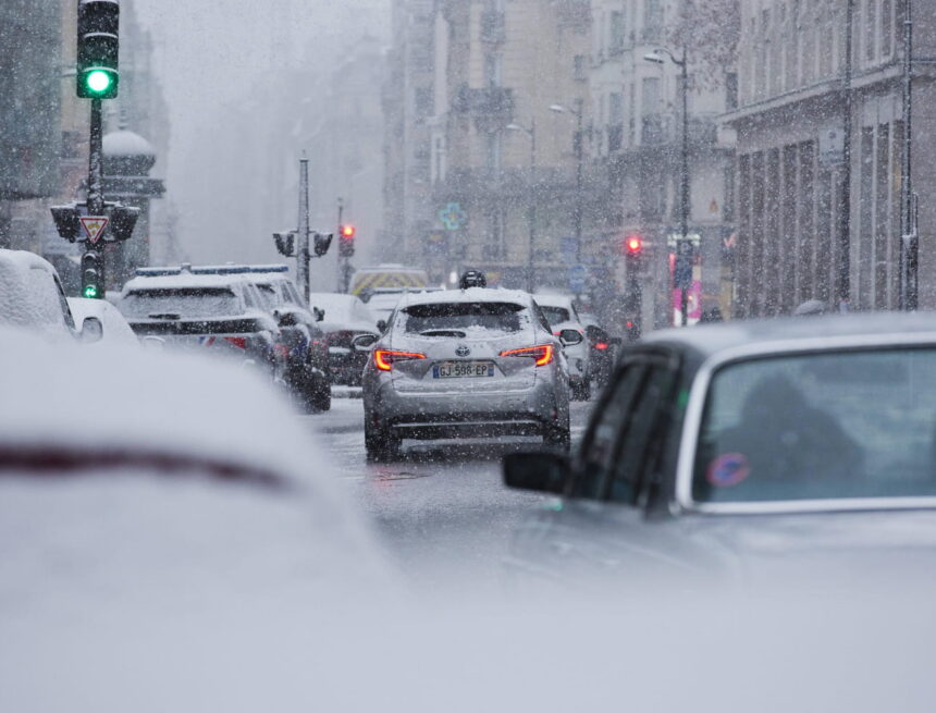 Neige en France : bus à l’arrêt, trains supprimés, autoroute fermée… les prévisions à Paris et en région