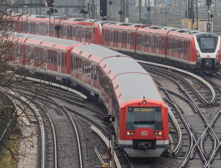 Bus statt S-Bahn in Hamburg-Altona: Deutsche Bahn rechnet mit Verspätungen ab 10. Januar Bus statt S-Bahn in Hamburg-Altona: Deutsche Bahn rechnet mit Verspätungen ab 10. Januar