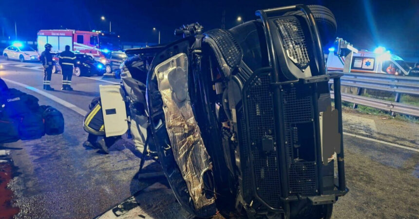 Grave incidente sull’A4, furgone dei carabinieri si ribalta