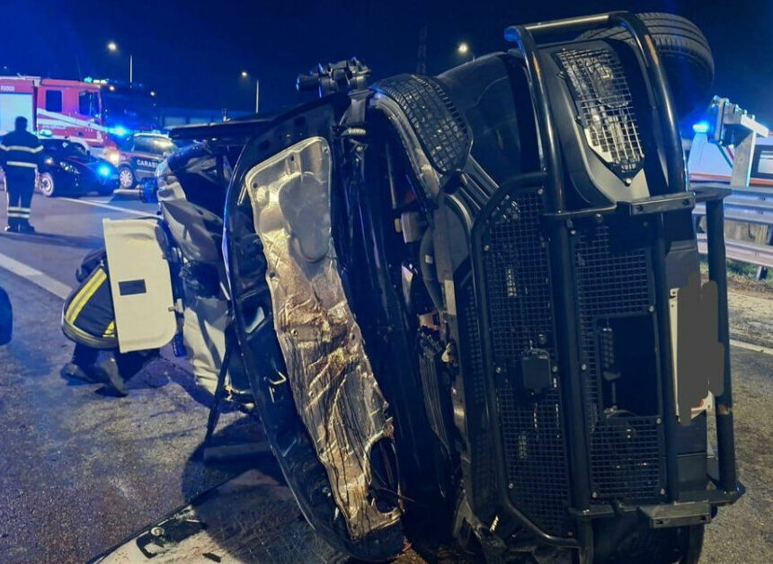 Grave incidente sull’A4, furgone dei carabinieri si ribalta