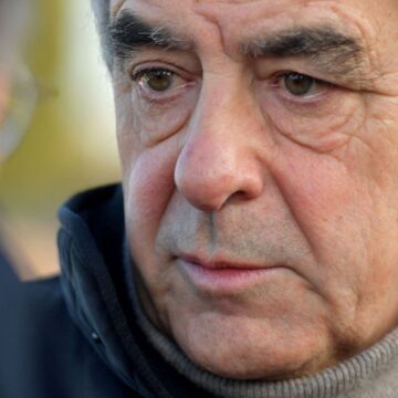 Emplois fictifs en France : François Fillon renonce à son pourvoi, sa peine devient définitive