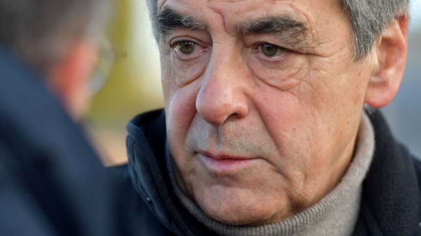 Emplois fictifs en France : François Fillon renonce à son pourvoi, sa peine devient définitive