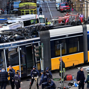 Un tramway déraille près du centre historique de Milan, faisant un mort et une vingtaine de blessés