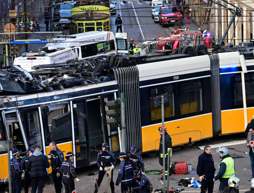 Un tramway déraille près du centre historique de Milan, faisant un mort et une vingtaine de blessés Un tramway déraille près du centre historique de Milan, faisant un mort et une vingtaine de blessés