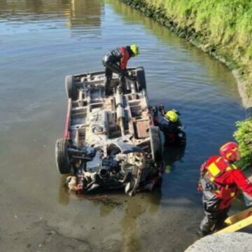 Minivan si ribalta nel canale a Chioggia: tre morti intrappolati nell’abitacolo. In sei riescono a uscire
