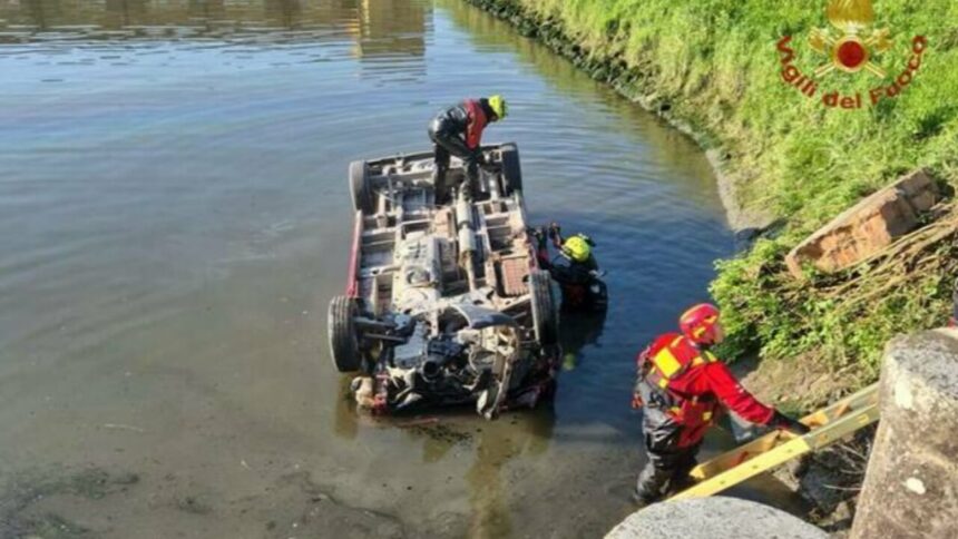 Minivan si ribalta nel canale a Chioggia: tre morti intrappolati nell’abitacolo. In sei riescono a uscire