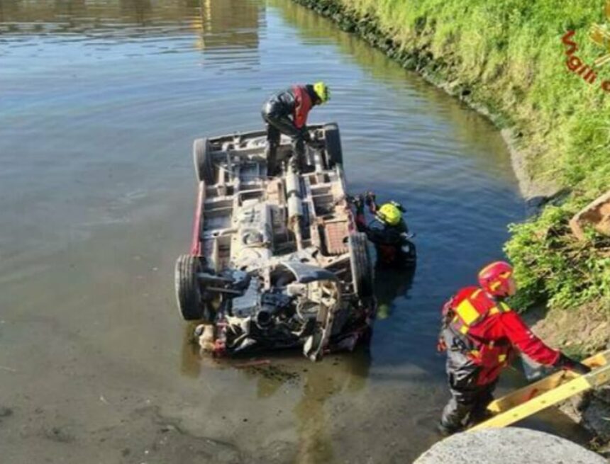 Minivan si ribalta nel canale a Chioggia: tre morti intrappolati nell’abitacolo. In sei riescono a uscire
