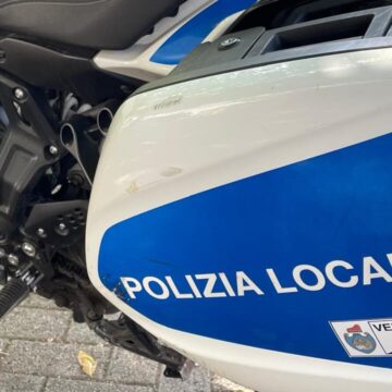 Incidente mortale, a terra un motociclista dopo lo scontro con un’auto