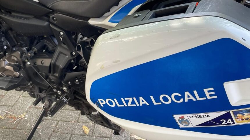 Incidente mortale, a terra un motociclista dopo lo scontro con un’auto