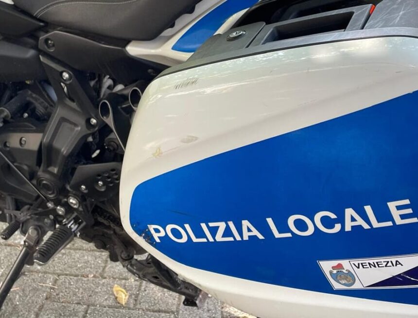 Incidente mortale, a terra un motociclista dopo lo scontro con un’auto Incidente mortale, a terra un motociclista dopo lo scontro con un’auto