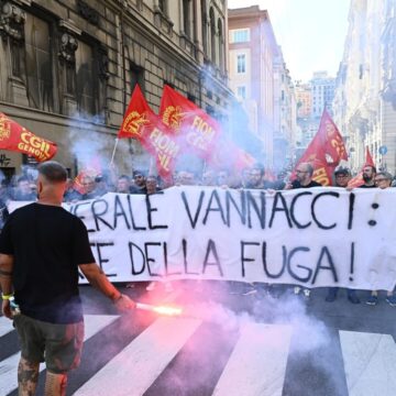 Vannacci a Genova, alta tensione per il presidio degli Antifascisti