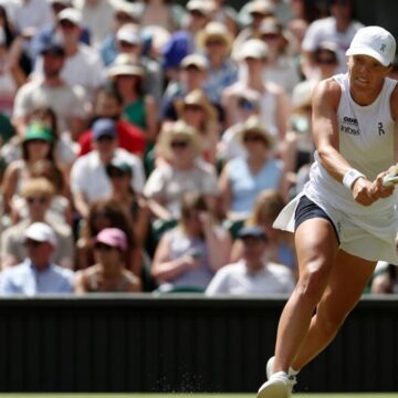 Superb Swiatek, Zverev cruise into Wimbledon last 32