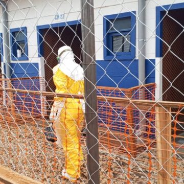 Des motards vandalisent des véhicules de la riposte contre Ebola à Aru
