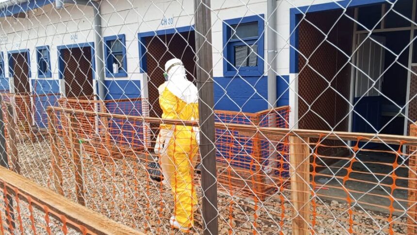 Des motards vandalisent des véhicules de la riposte contre Ebola à Aru