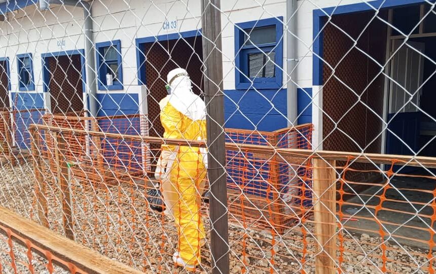 Des motards vandalisent des véhicules de la riposte contre Ebola à Aru Des motards vandalisent des véhicules de la riposte contre Ebola à Aru