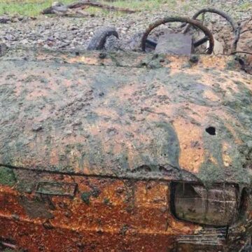 Niedrigwasser enthüllt Oldtimer aus den 70ern