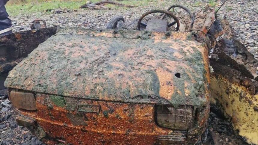 Niedrigwasser enthüllt Oldtimer aus den 70ern