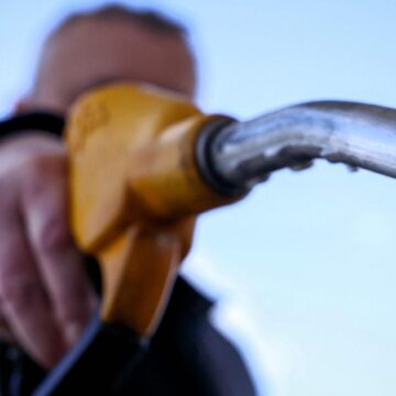 Prix des carburants : en France, des mesures d’urgence, mais “pas de lumière au bout du tunnel”