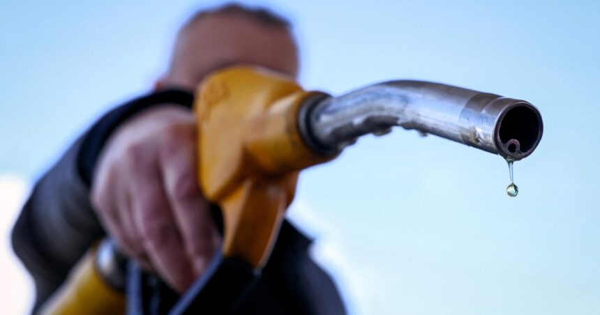 Prix des carburants : en France, des mesures d’urgence, mais “pas de lumière au bout du tunnel”