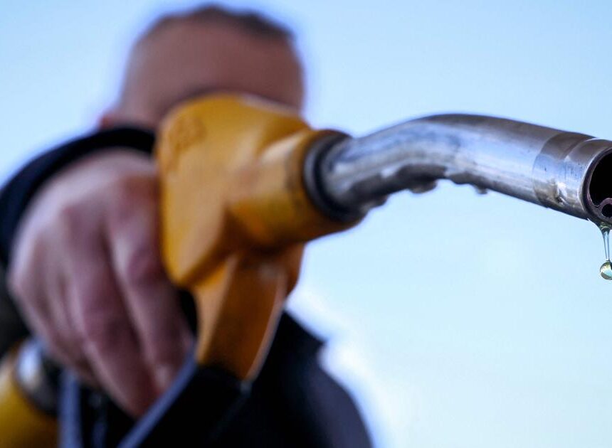 Prix des carburants : en France, des mesures d’urgence, mais “pas de lumière au bout du tunnel”