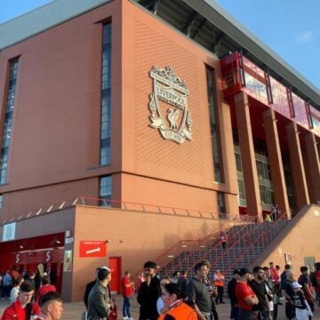 “Imbrogli” e “Abu Dhabi Job”: tutti gli striscioni dei tifosi del Liverpool contro il City